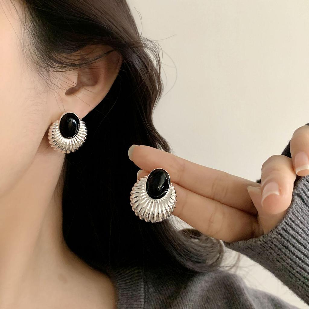 Trendy Black Stone Stud Earrings: Exquisite Retro Style with Elegant Craftsmanship for Women