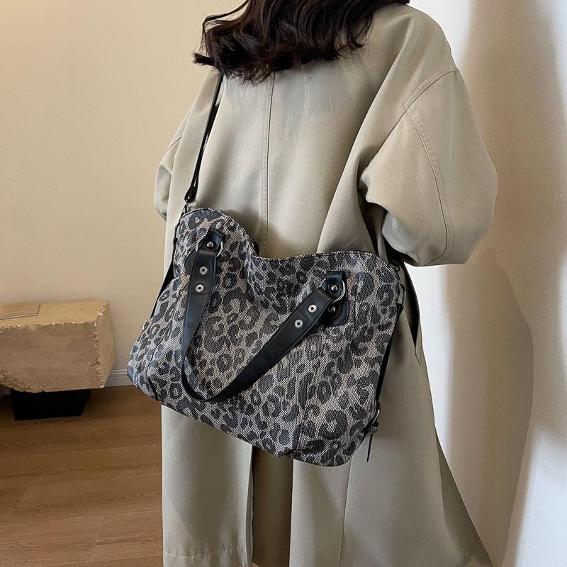 Women's bag new retro handbag fashionable and simple shoulder messenger bag large capacity women's backpack