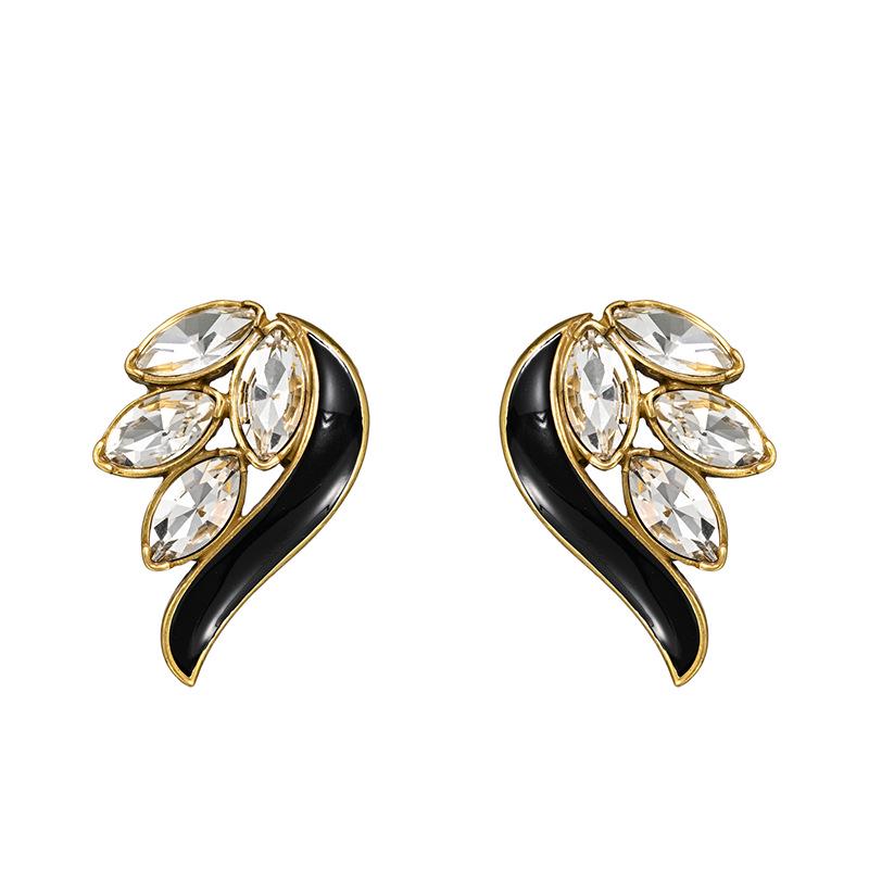 Retro Zircon Wing Necklace: Trendy Black & White Minimalist Clavicle Chain for Women