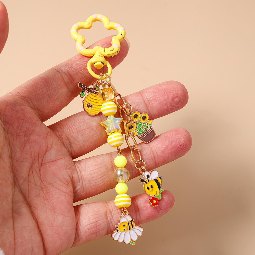 Cute Bee Flower Keychain Women Kawaii Honey Bee Enamel Charm Car Key Chain Bag Backpack Pendant Accessories Keyring Decoration