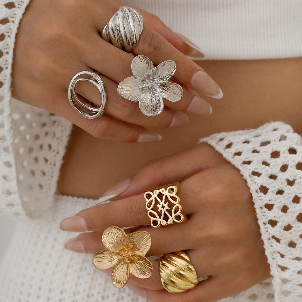 Bague Carrée Métallique Creuse Géométrique Haut de Gamme Luxe Léger pour Femme, Bague Fleur de Vent Tempérament pour Femme
