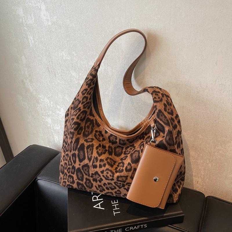 

Супер огненная сумка для мамы и ребенка с леопардовым принтом, модная сумка-тоут большой вместимости, женская осенне-зимняя 2025, новая модная сумка через плечо коричневый
