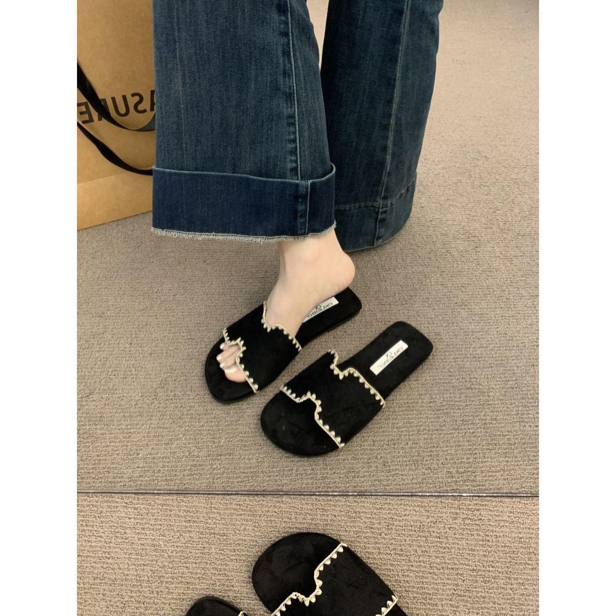 

Gentle red open-toed slippers for women s summer wear 2025 new versatile flat-bottomed holiday H cool slippers 40 чёрный