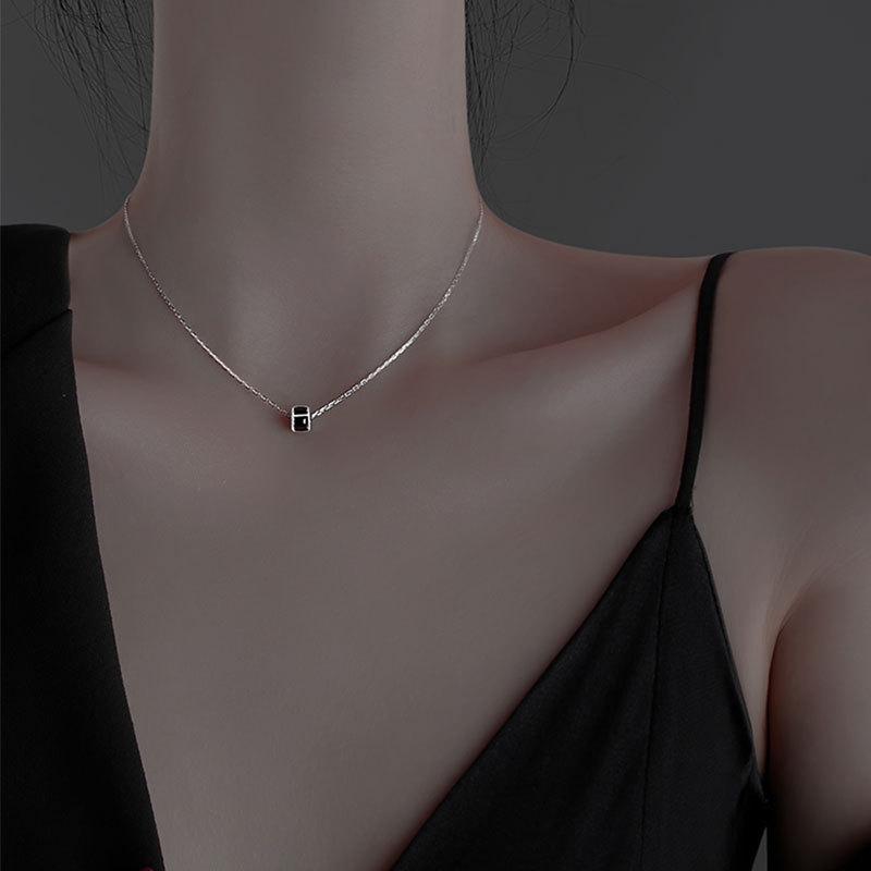 Collier Cylindrique Diamant Noir pour Femmes Design de Niche d'Été Collier Taille Fine Nouveau Style pour Femmes