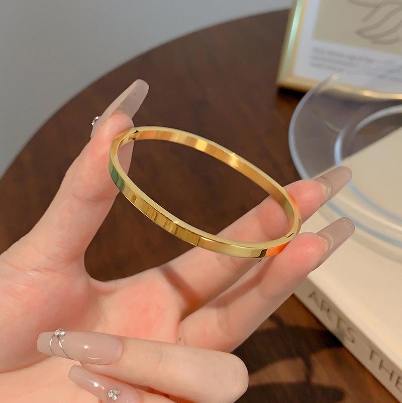 ZAKOL Bracciale Minimalista in Acciaio Inossidabile Placcato Oro Puro con Motivo Semplice per Donne Semplici Braccialetti Impilabili Zircone Regalo