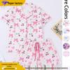 Elegante Conjunto de Cardigan de Verano Holgado para Mujer y Pijama con Lazo sobre Fondo Blanco
