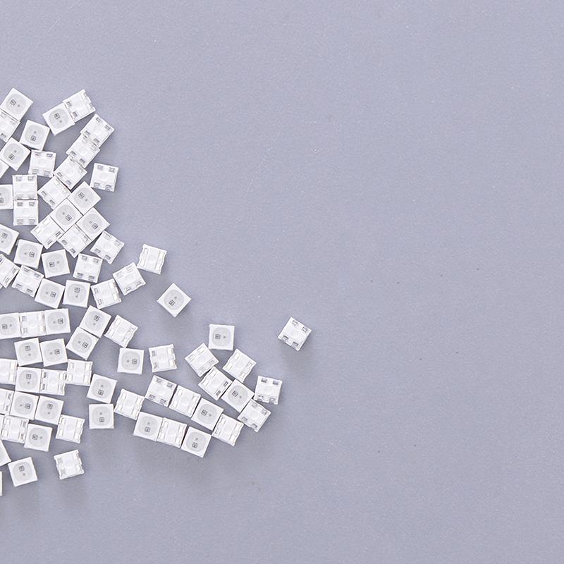 100 ks WS2812B 2020 LED čip Mini bílý PCB RGB Plnobarevný LED čip DC5V Pro LED pásek Obrazovka