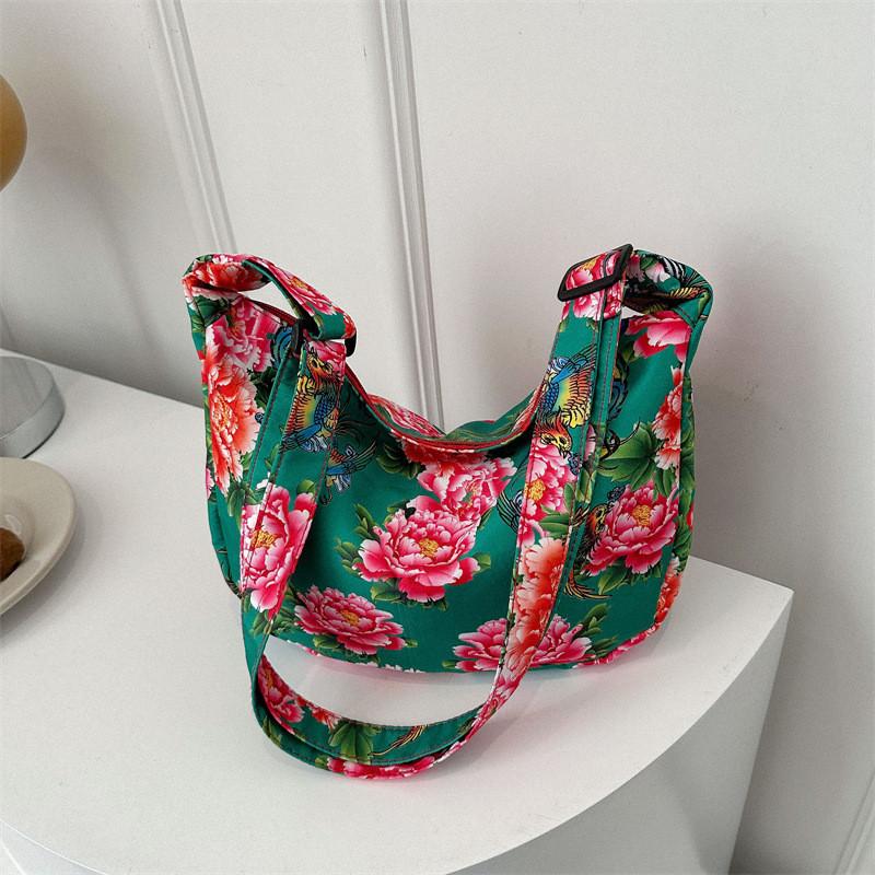 Fashionable Retro Style Crossbody Tote Bag In Elegant Floral Design Perfect For Everyday Use
