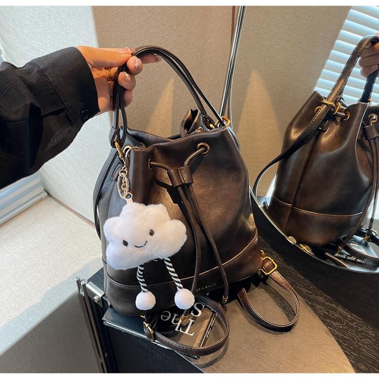 

Niche design bag women s commuter fashion versatile bucket bag high-end sense of national style large-capacity messenger bag