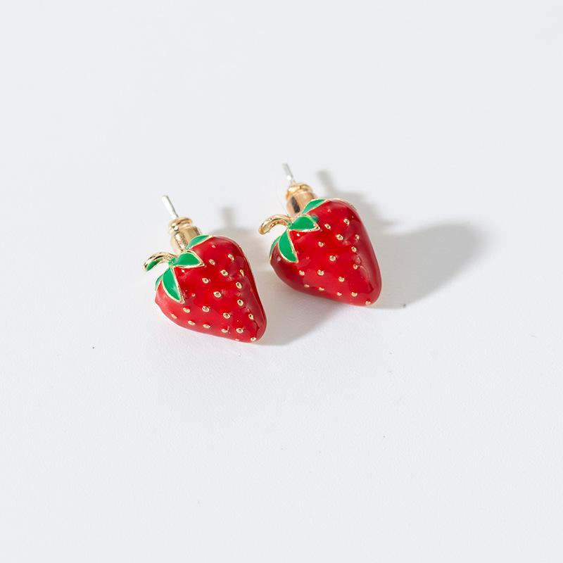 

Серьги-пусеты из серебра 925 пробы с клубникой - Милые, универсальные и трендовые женские украшения.