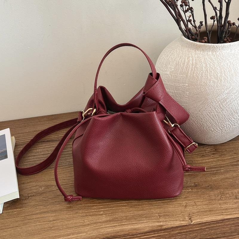 New leather texture commuter versatile shoulder messenger bag niche fashion handbag European and American popular women's bag