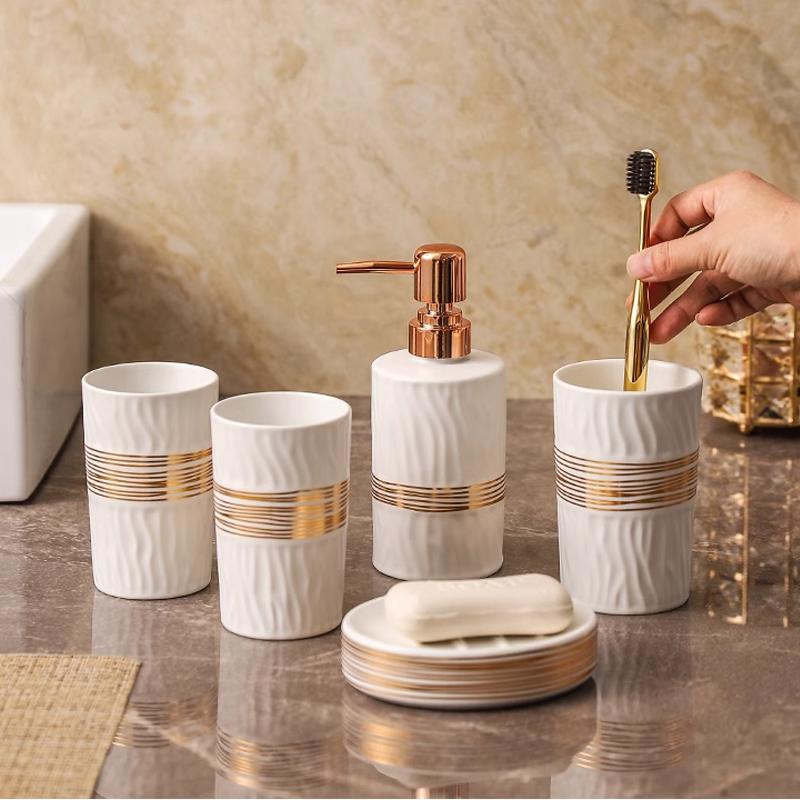 Schwarz Gold Keramik Lotion Flasche Badezimmer Zubehör Keramik Mundspülbecher Luxus Hotel Badezimmer Toilettenartikel Set Druckflasche
