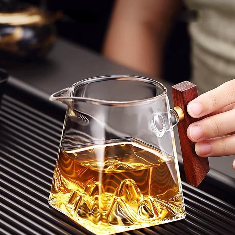 

Glass tea sea solid wood handle high borosilicate glass Guanshan fair cup square snow mountain tea sea glass
