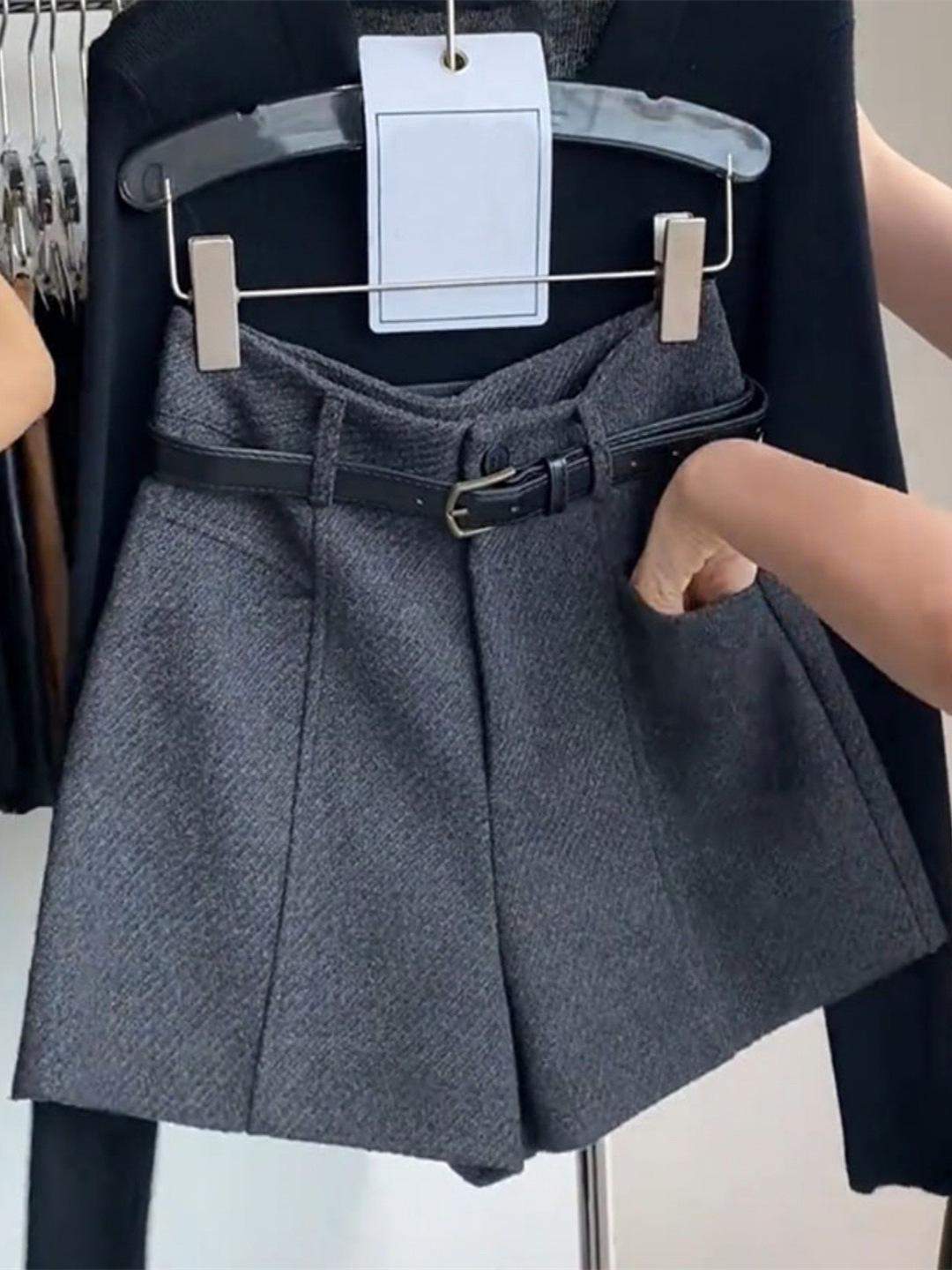 

Women’s Plus Size Woolen Wide-Leg Shorts: High-Waist, Loose Fit, Slimming Autumn/Winter Style, Perfect with Boots M