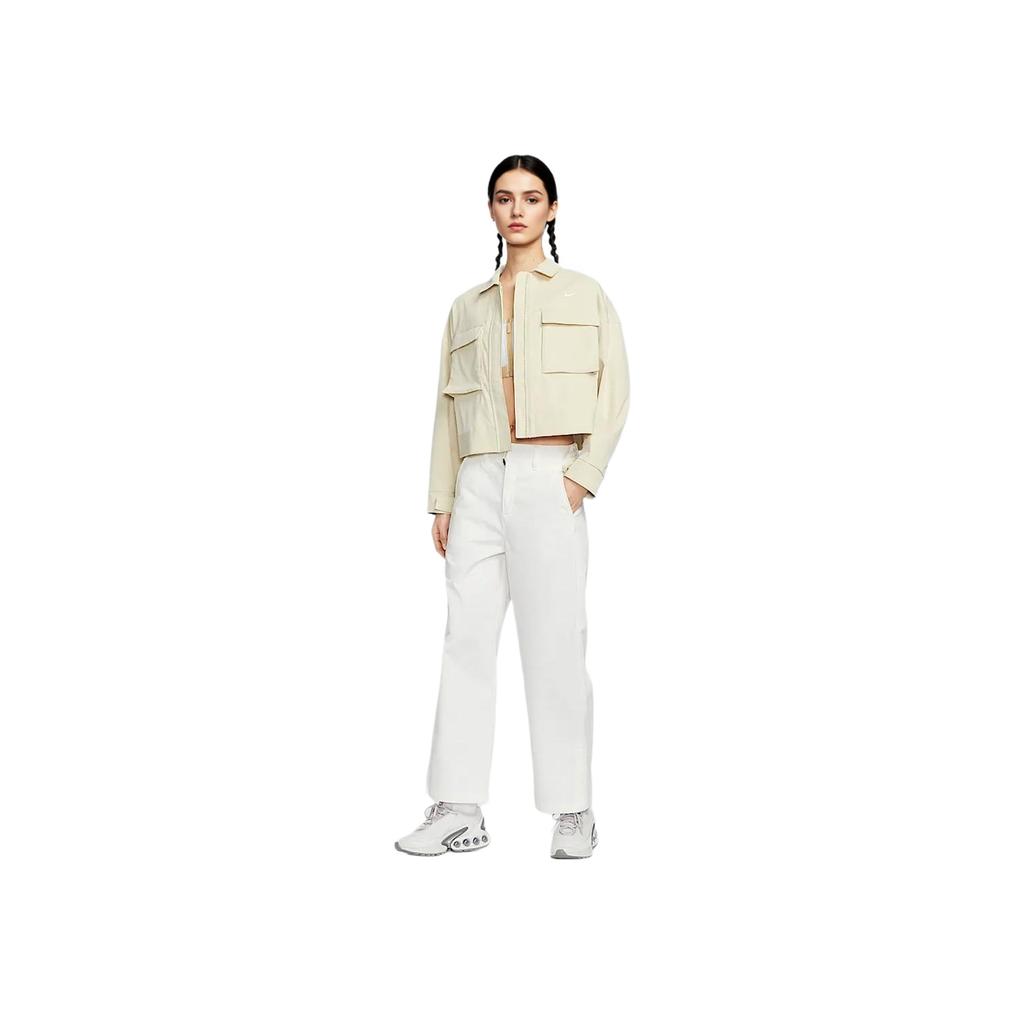 Nike Sportkleding Logo Oversized Korte Geweven Jas met Lange Mouwen Damesjassen Licht-Khaki IF0614-229