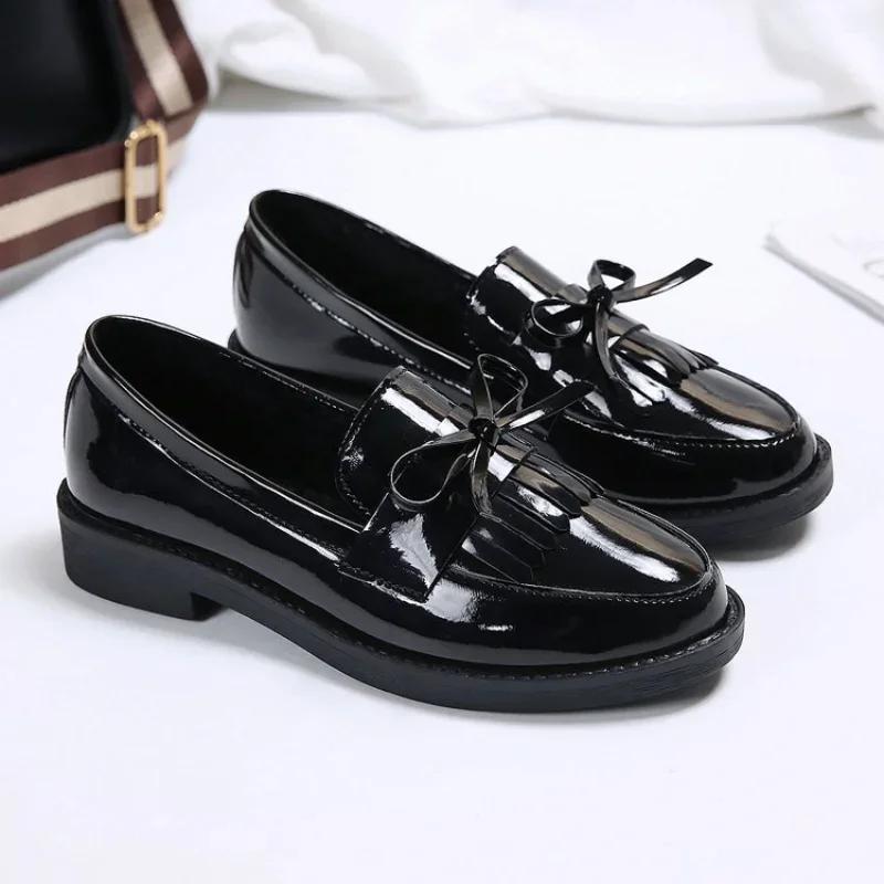 Fashion Women's 2025 New Thick Soled Patent Leather Casual Single Shoes Fashionable and Versatile British Style Flat Leather Shoes