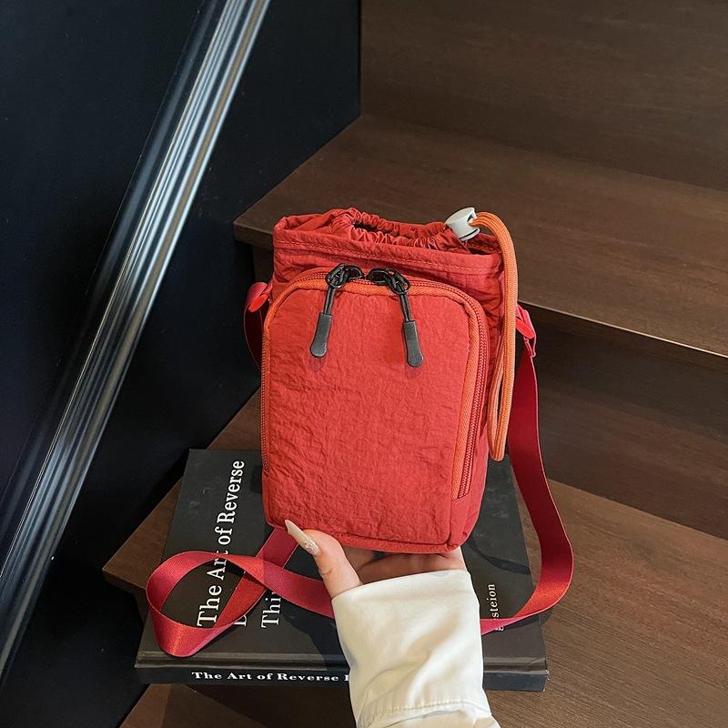 

Korean version of casual versatile small square bag 2025 spring new fashion niche shoulder bag women s messenger sports bag червоний