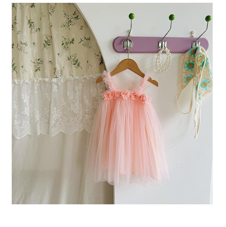 Rochie de Plajă Summer cu Bretele din Plasă și Flori 3D pentru Fete Dulci - Fustă Pufoasă de Prințesă pentru Bebelușe.