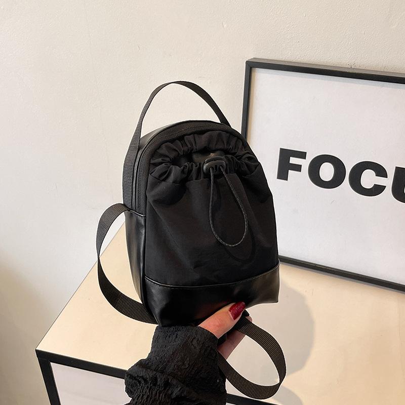 

Spring and summer high-end messenger small bag women s 2025 new lightweight fashion casual versatile drawstring mobile phone bag чёрный