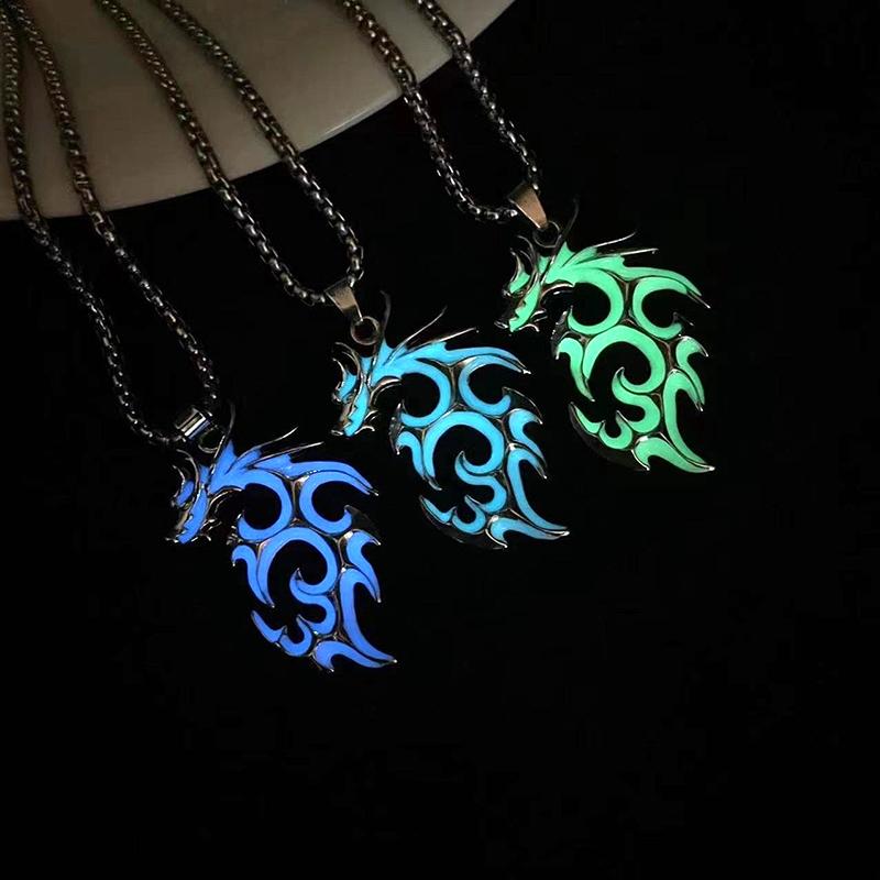 Collier Dragon Flamme Lumineuse Personnalité Punk Lumineux Pendentif Lumineux Brille dans le Noir Chaîne de Pull Collier Lumineux Bijoux Hiphop