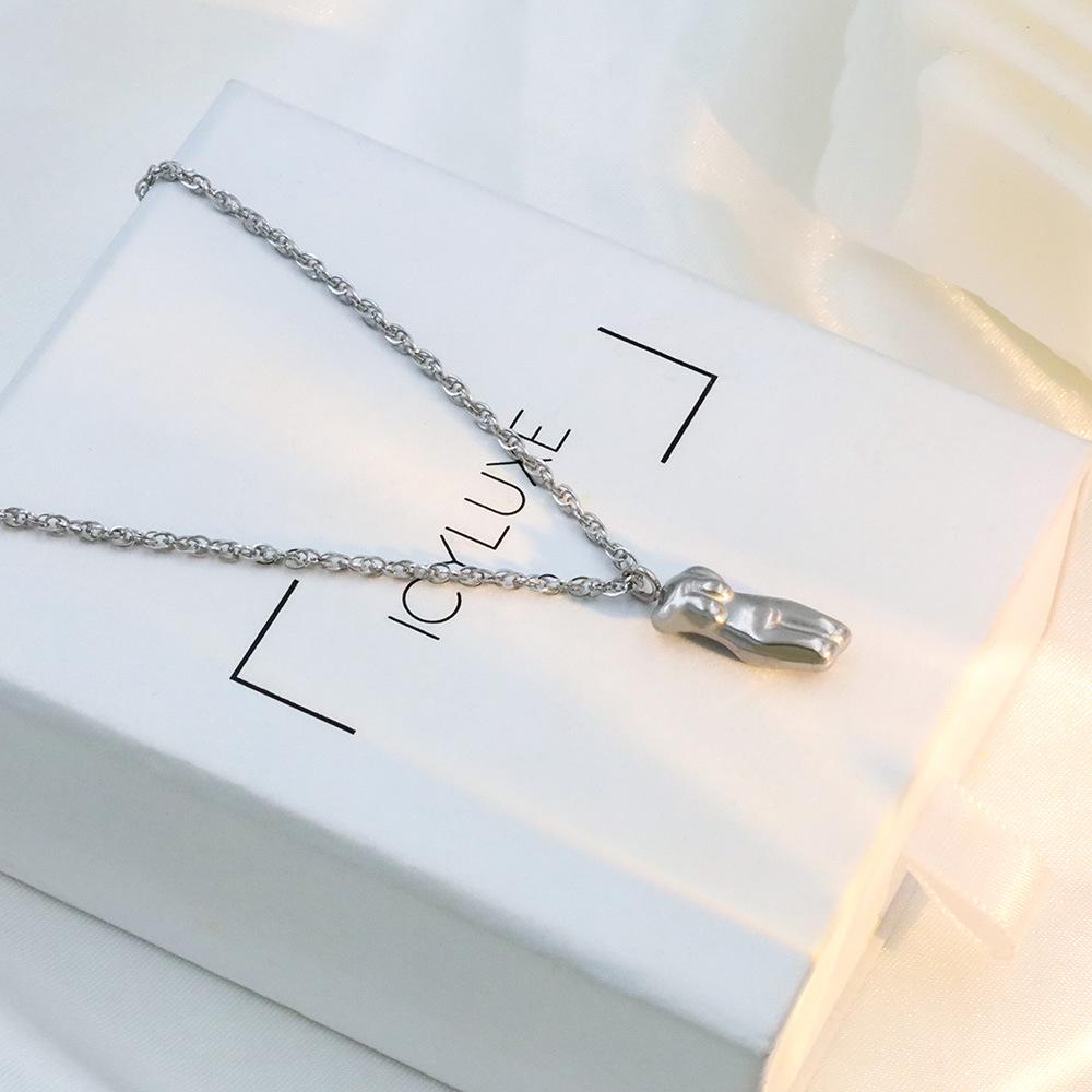 Minimalist 18k Stainless Steel Clavicle Chain with European/American Portrait Pendant for Women