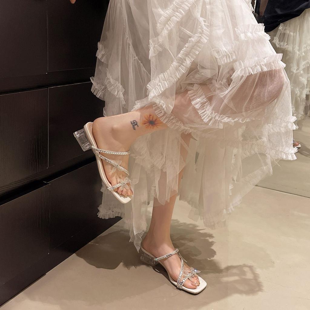 Internet celebrity high sense rhinestone cool slippers 2025 women's summer word with medium heel thick heel fashion wear not tired feet slippers