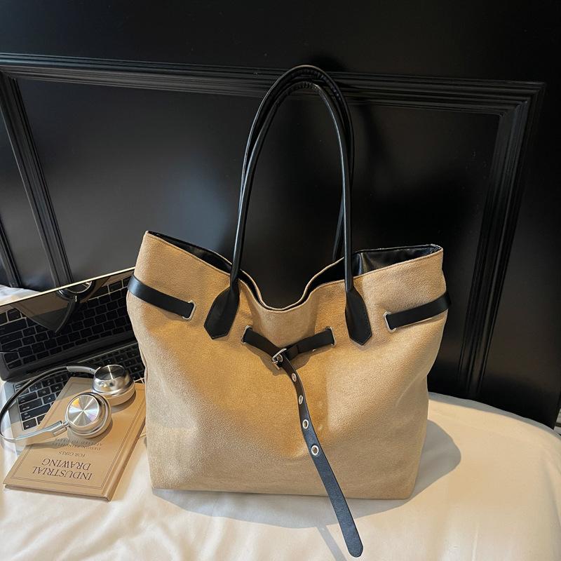 

Casual simple large-capacity belt decorative women s bag autumn and winter new casual shoulder backpack commuter tote bag