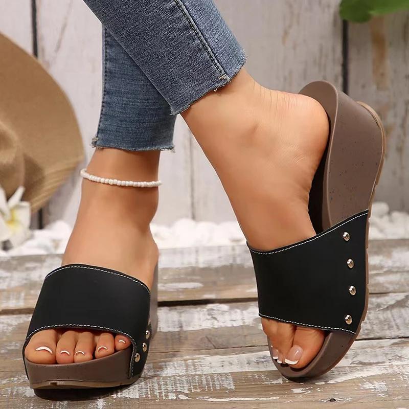 Fashion Fashion Rivet Decor Wedge Slippers Woman White PU Leather Platform Sandals for Women 2025 Summer Thick Bottom Slides Beach Shoes