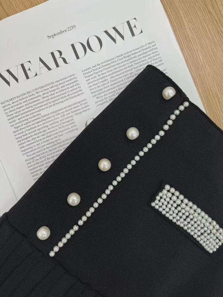 Håndlaget fransk perleskjørt - Elegant vårstil med plissert kant for et chic utseende.