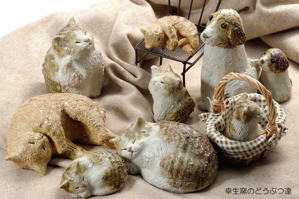 Shigaraki Ware Hechimon Pottery, Kosei Kiln, Goronyanneko (Large), 40-4079