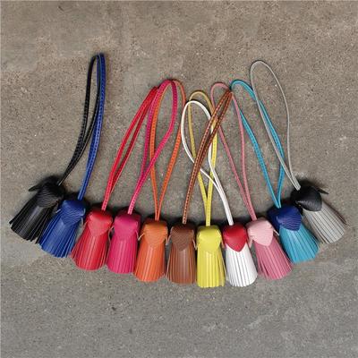 Portachiavi a forma di gonna Hula in pelle di pecora serie M - Accessorio versatile da donna con cordino a ciondolo.
