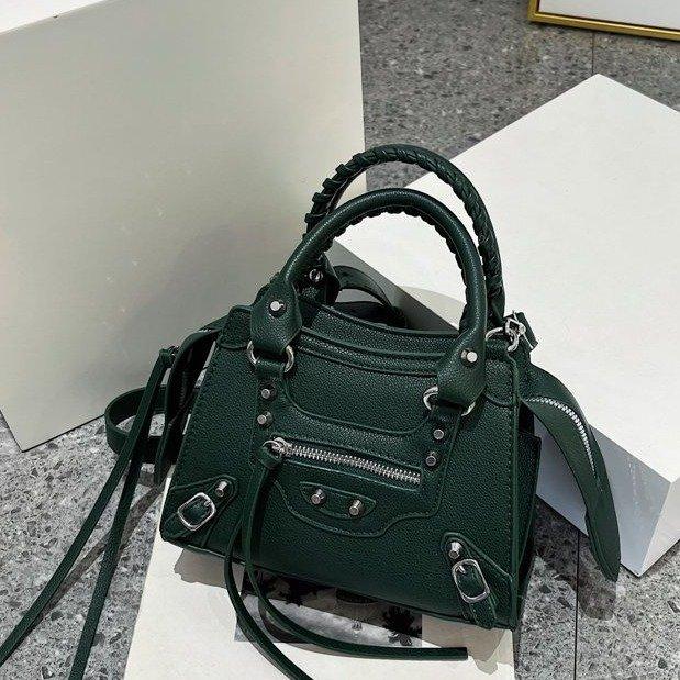 Niche Retro Rivet Locomotive Bag, Women's Bag, Sweet, Cool, Foreign, Versatile, Large-capacity Shoulder Messenger Bag, Women's Handbag.