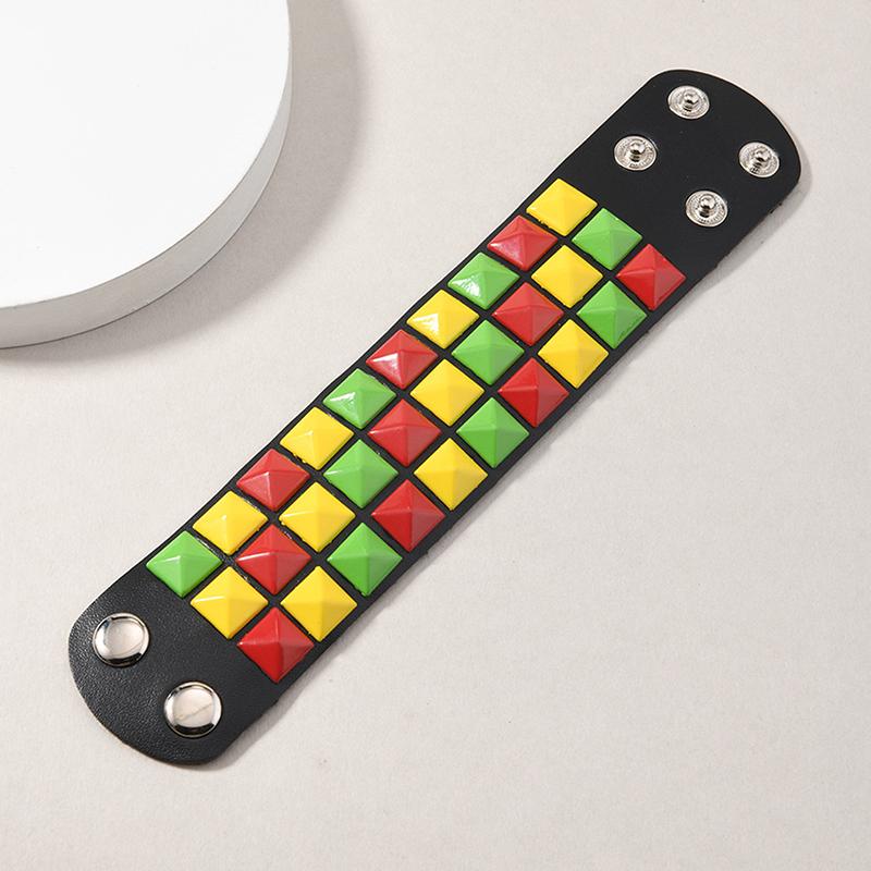 Bracelet Large Large à Clous Carrés Trois Rangées Cuir PU Hip-Hop Punk 18 Couleurs pour Homme Femme Bracelet de Poignet à Boucle Bijoux Vintage