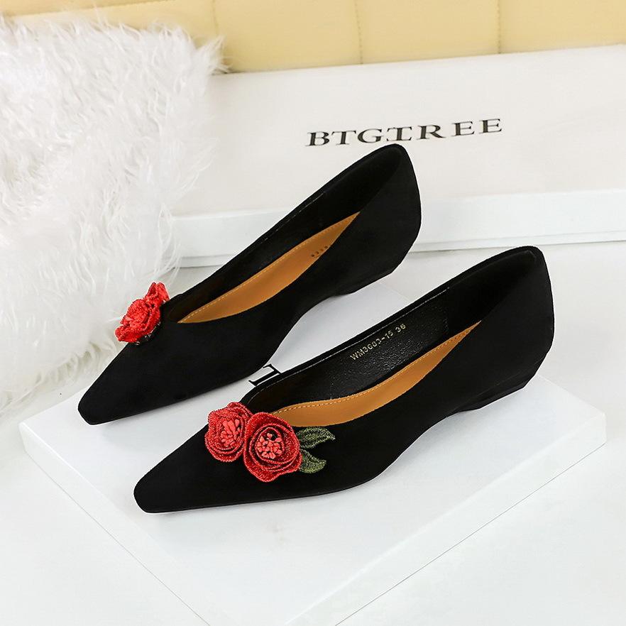 

Модные туфли большого размера 43 на низком каблуке женские танкетки 2,5 см удобные туфли на низком каблуке замшевые с цветком женские туфли женские туфли-лодочки ретро 2025 35 чёрный