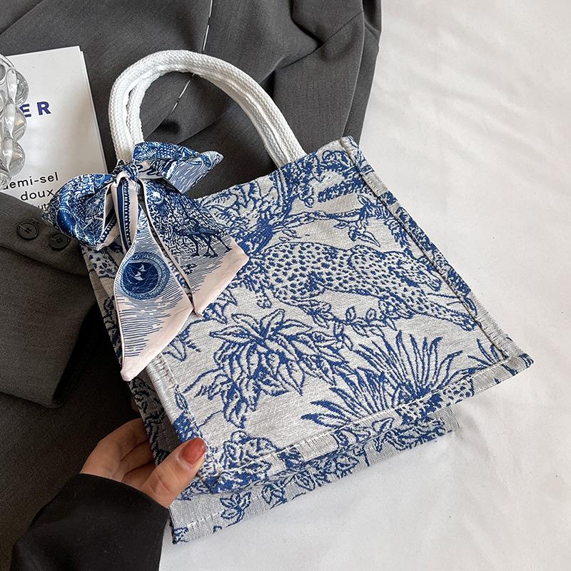 

Вместительная сумка-тоут для поездок на работу, модная сумка на плечо 2025, женская сумка ins, сумка для мамы, сумка для занятий для студентки blue small sends silk scarves.