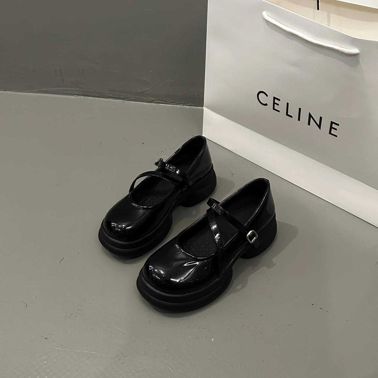 

Мода 2024 года. Новые модные женские туфли на толстом каблуке. Лакированная кожа. Однорядная пряжка. Туфли Мэри Джейн на высокой подошве. Летний резиновый верх. 40 чёрный