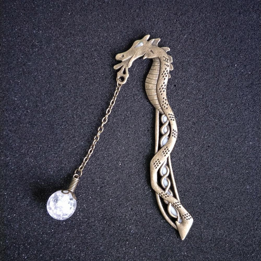 

Закладка в виде дракона со светящимся в темноте шаром серебряный