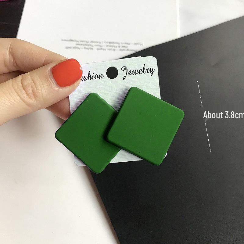 Trendy geometrické matné akrylové náušnice v barvách bonbónů