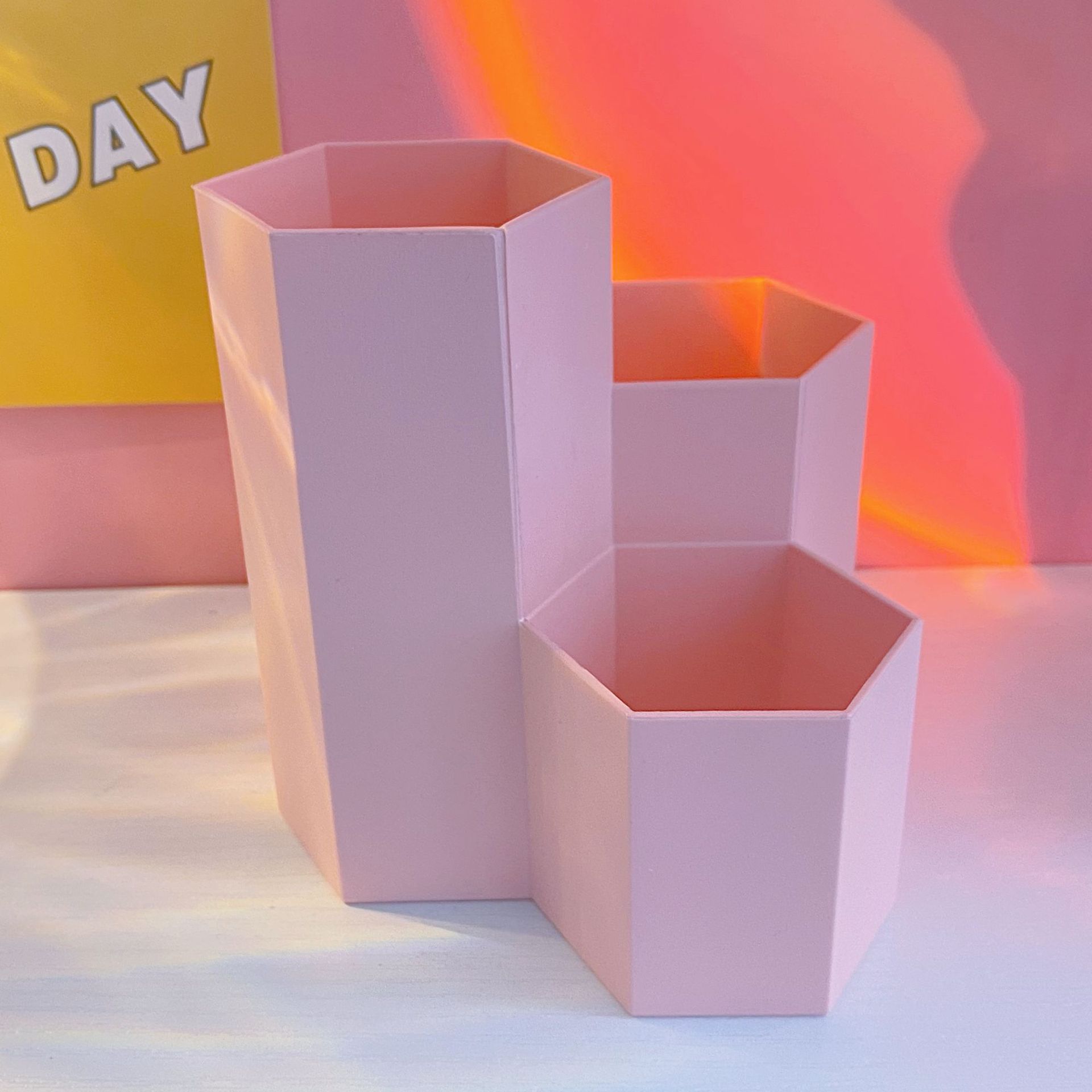 

Креативный контейнер для ручек Diamond 3 Grid Pen Container Hexagonal Pen Container Pen Holder Desktop Storage Bucket для хранения кистей для макияжа розовый