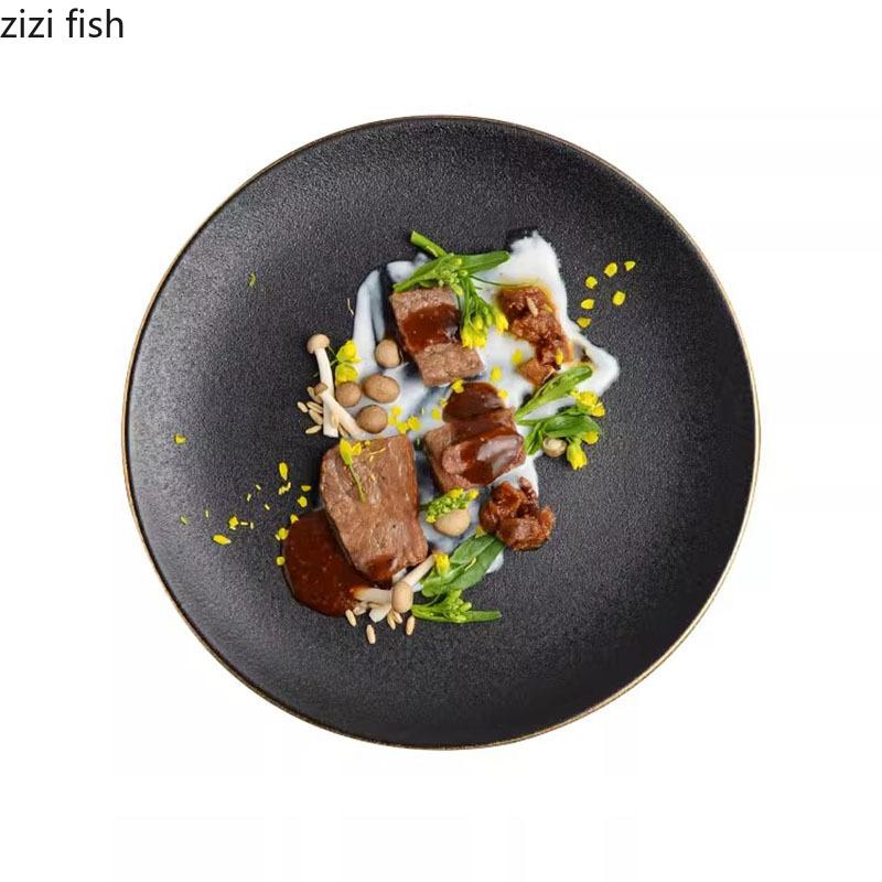 Keramický plochý talíř se zlatým okrajem, restaurace, dezertní talíř, steakový talíř, těstoviny, talíře, molekulární kuchyně, speciální nádobí