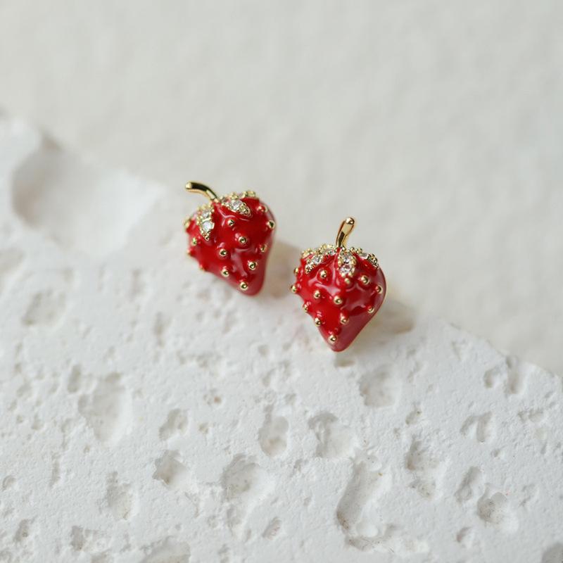 Red Mini Strawberry Earrings for Women New 2024 Explosive Delicate Small High-grade Minority Stud Earring Dainty Zircon Gift