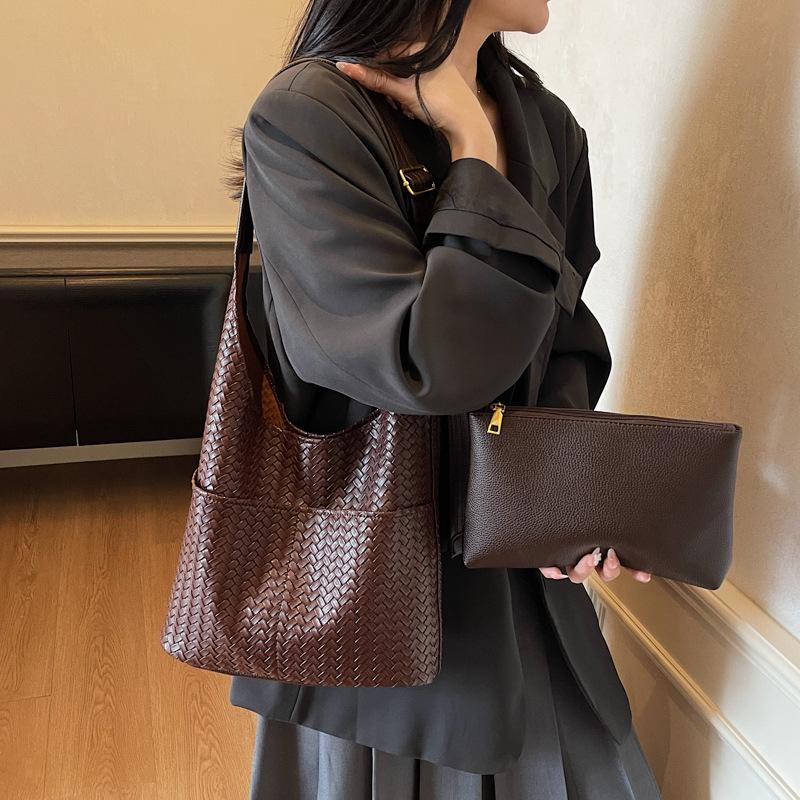 Large capacity woven pattern underarm bag women's 2025 new autumn and winter commuter tote women's bag retro versatile bucket bag