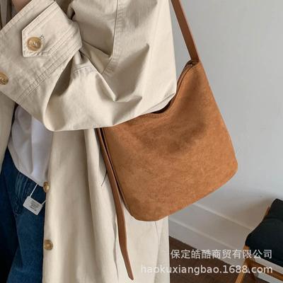 Large Capacity Bag Women's 2025 New Trendy Fashion Retro Shoulder Bag High Sense Commuter Bucket Bag Messenger Bag