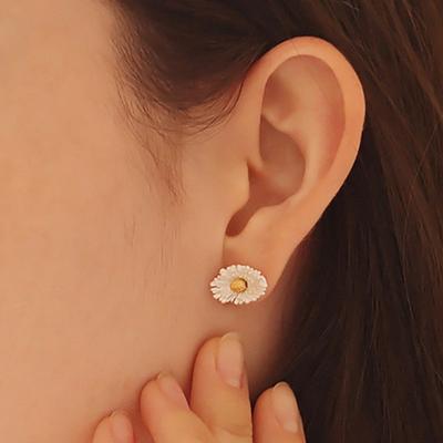Dana Burton Englische Mini-Gänseblümchen-Ohrringe