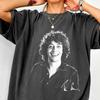 Maglietta Commemorativa Tim Curry, Regalo per Fan di Film Horror, Maglietta Tributo all'Attore, Design di Frank-N-Furter