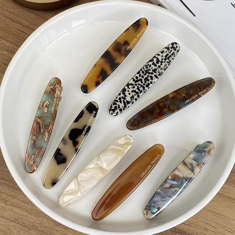

A stylish hair clip with a sloped irregular texture beige
