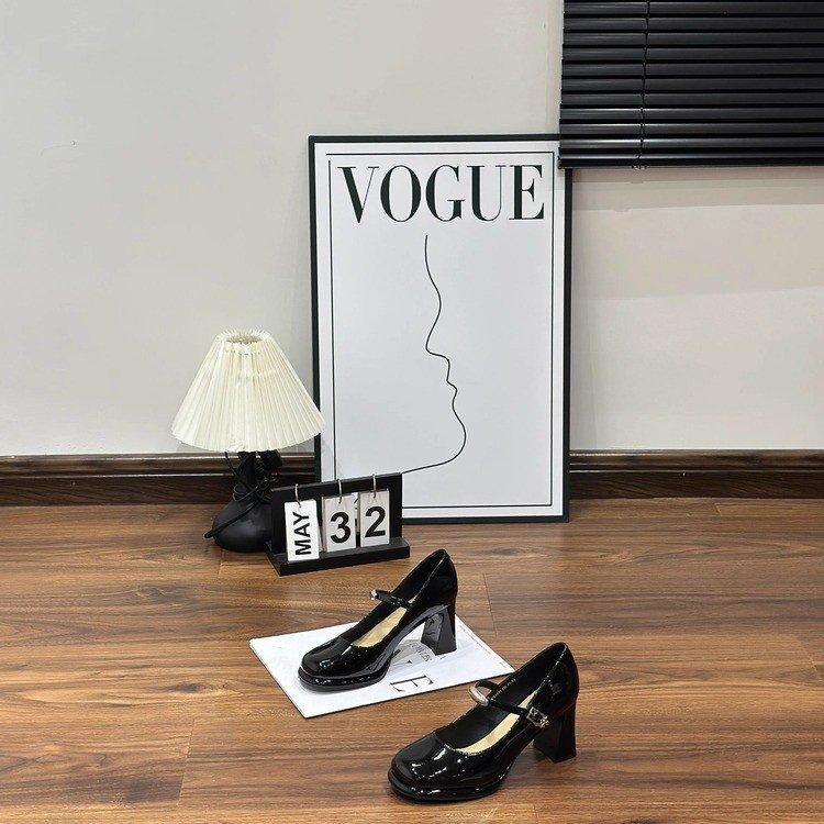Vintage Mary Jane shoes women's 2025 new French square head patent leather one-word buckle with thick heel single shoes fashion high heels