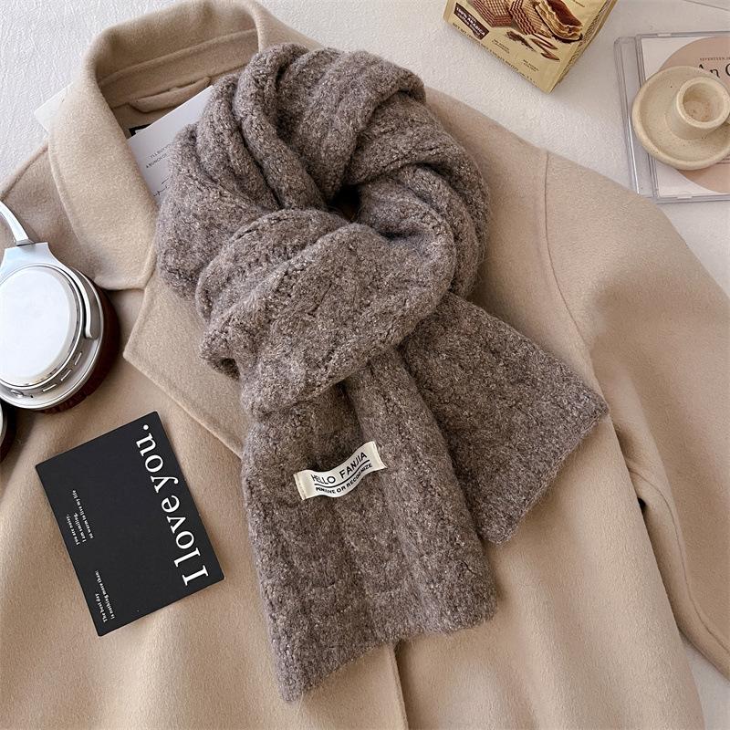 Small twist is a new scarf for women in autumn and winter. It is warm and versatile outside in winter. Solid color knitted neck protection scarf.