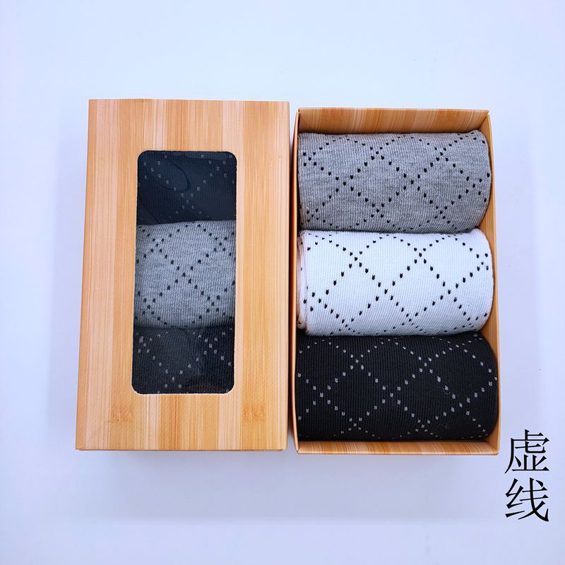 

3 пары мужских носков в подарочной коробке, простые однотонные хлопковые носки до середины икры на все сезоны, деловые повседневные мужские носки из полиэстера и хлопка One size fits all