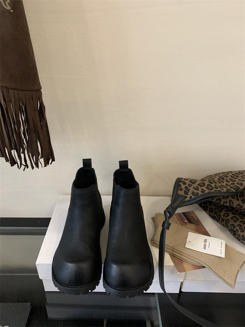 

Inner height-increasing leather cigarette boots women s 2025 new European station Chelsea boots thick-soled retro elastic polished short boots 39